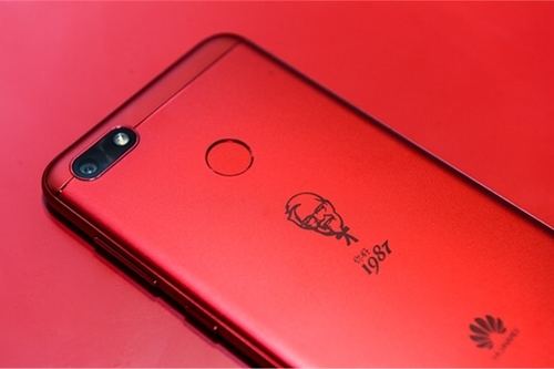 Huawei saca edición especial de Huawei 7 Plus para celebrar los 30 años de KFC en China