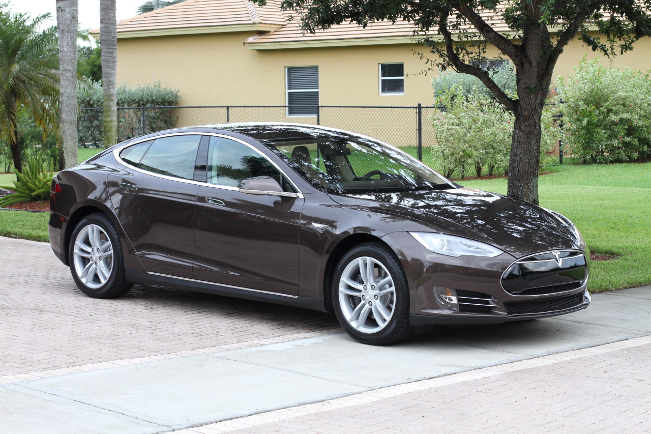 Tesla alarga via software la batería de los coches de afectados por el huracán Irma