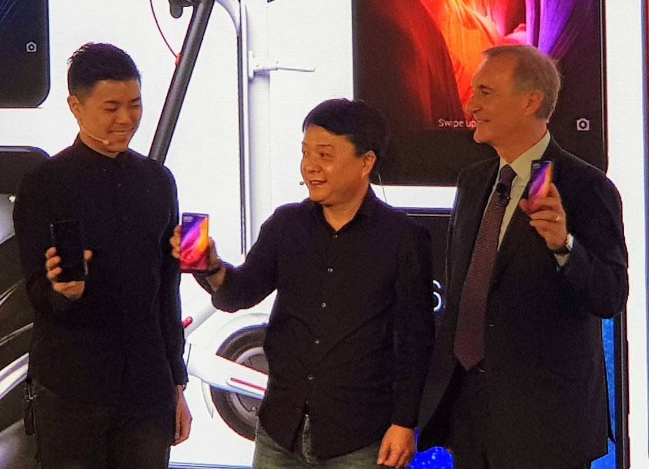 Enrico Salvatori, presidente de Qualcomm Europa (a la derecha) junto al CEO de Xiaomi y el jefe de producto