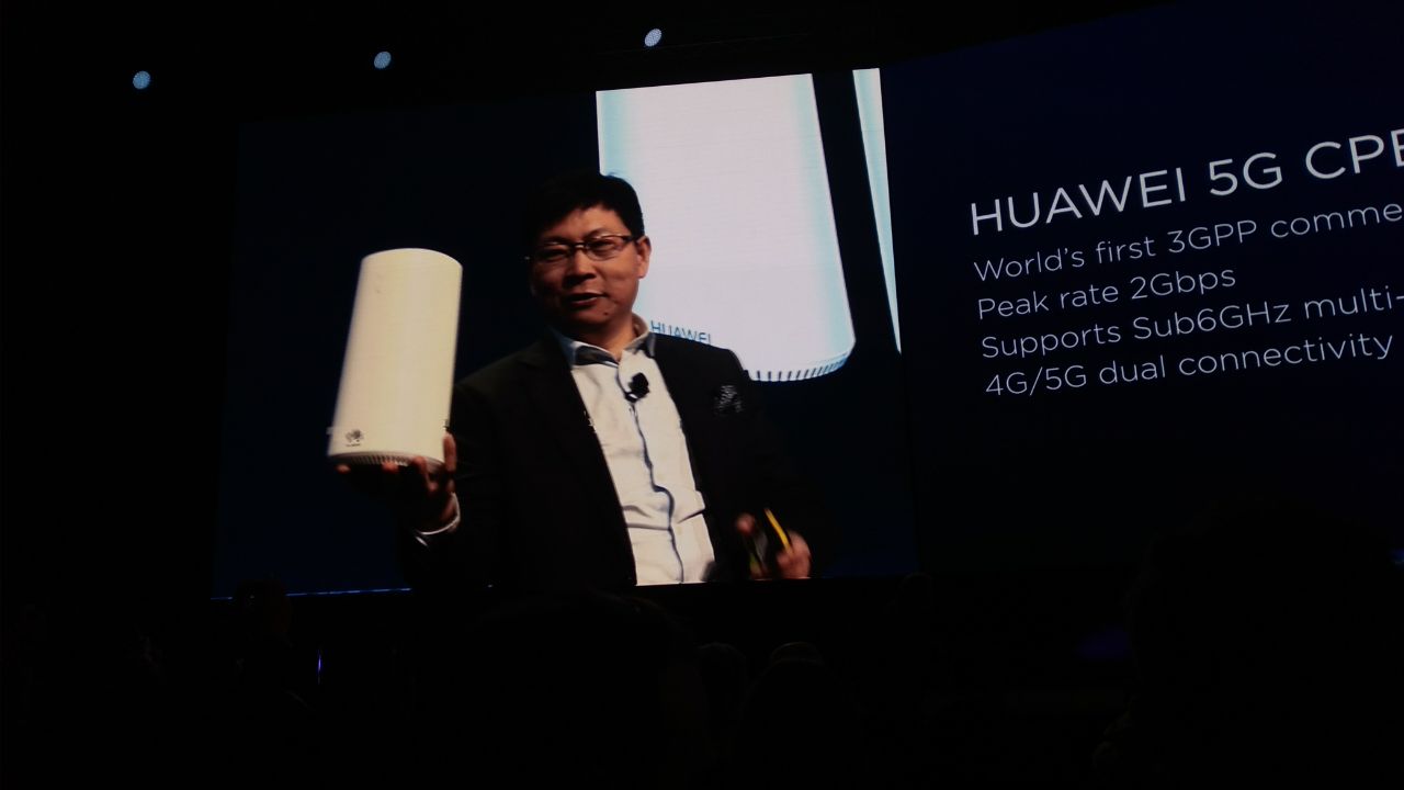 Richard Yu, CEO de Huawei Consumer Business Group, muestra el CPE durante la presentación previa al Mobile World Congress 2018