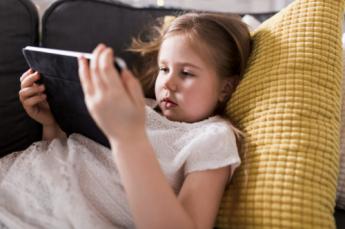 Tres de cada diez escolares superan las dos horas diarias frente a pantallas y eso ya impacta en su alimentación