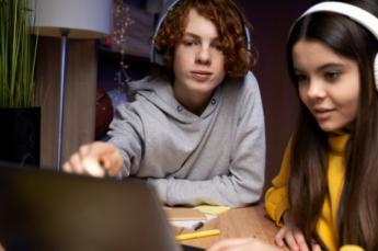 La formación digital impulsa a los menores españoles del suspenso al aprobado en el uso de la tecnología