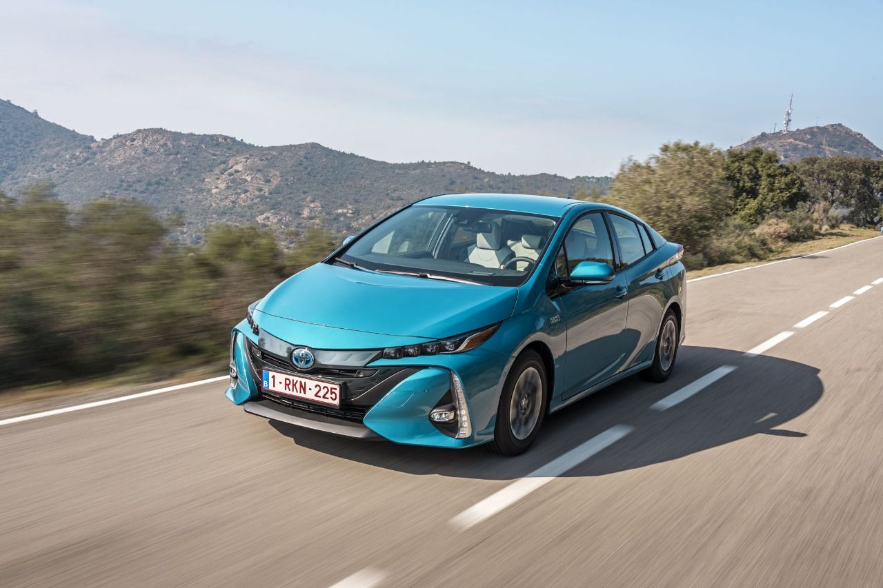 Toyota, el pionero de los híbridos convencionales, se lanza a los híbridos enchufables de mano del Prius