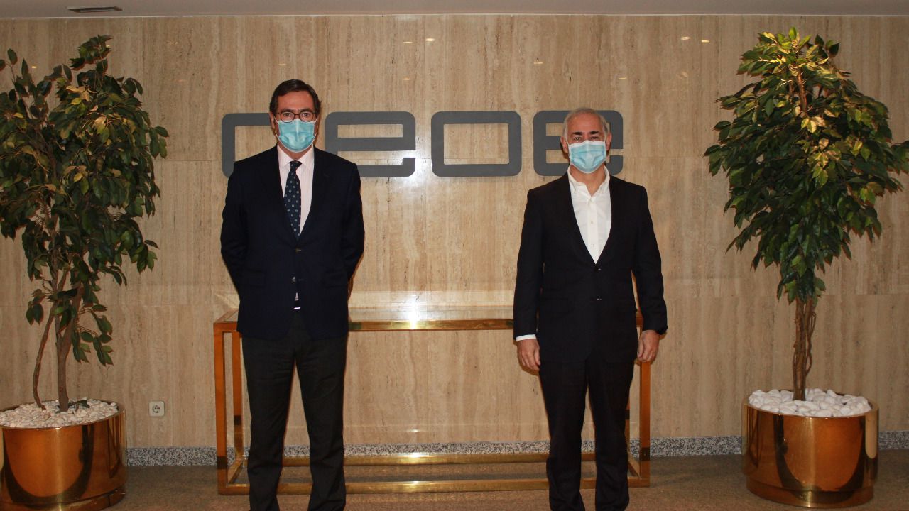 De izquierda a derecha, Antonio Garamendi, presidente de la CEOE y Antonio Coimbra, presidente de Vodafone España