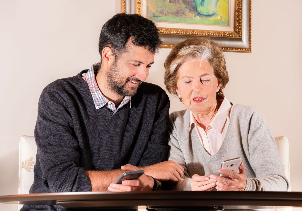 Guillem Viladomat junto a su abuela