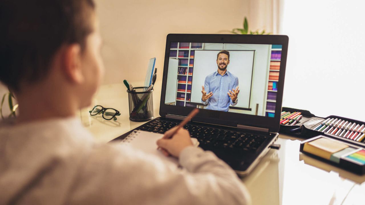 El Gobierno empieza a entregar los primeros dispositivos del programa Educa en Digital