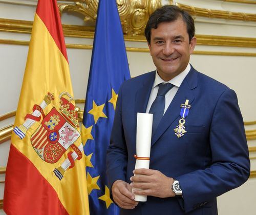 César Cernuda, presidente de NetApp, condecorado con la Cruz de la Orden del Mérito Civil