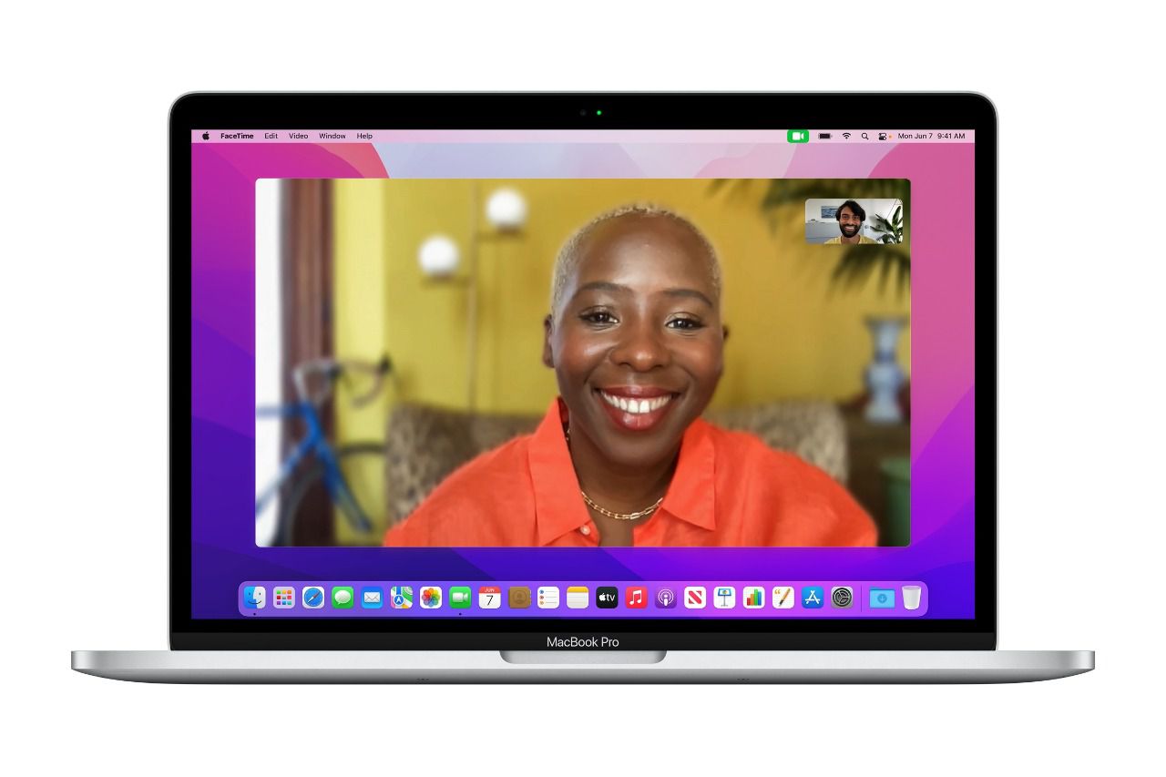 FaceTime en la pantalla de un Mac en modo Retrato.