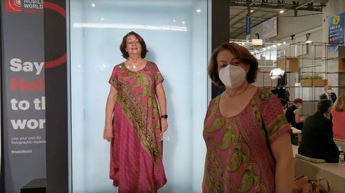 Pilar Bernat, fundadora de Zonamovilidad.es junto a su holograma 5G en el MWC 2021