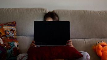 El Parlamento Europeo crea nuevas normas temporales para luchar contra los abusos sexuales infantiles en la red