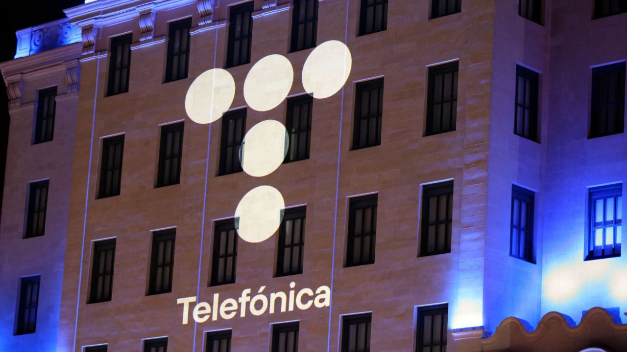 Telefónica vende un 60% de su fibra óptica en Colombia a KKR