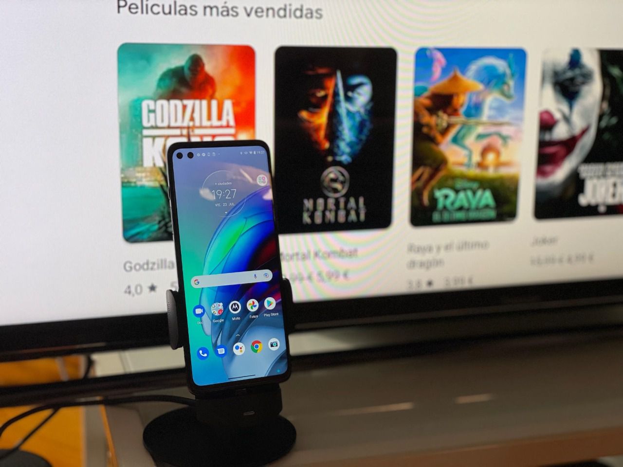 El moto g 100, conectado a un televisor con el sistema Ready For. Está en modo entretenimiento.