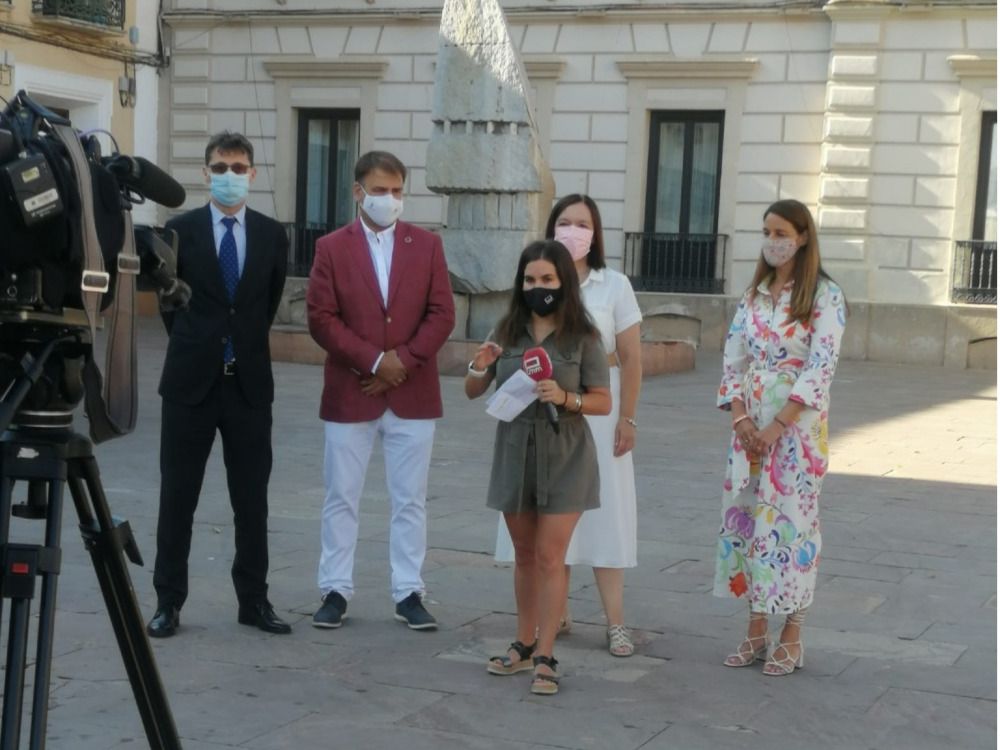 De dcha. a izq., Mercedes Fernández, gerente de Innovación de Telefónica España; Rosa Melchor, alcaldesa de Alcázar de San Juan; Alipio García Rodríguez, director general de Cohesión Territorial del Gobierno de Castilla-La Mancha, y Arturo Azcorra, director general de Telecomunicaciones y Ordenación de los Servicios de Comunicación Audiovisual de la Secretaría de Estado de Telecomunicaciones e Infraestructuras Digitales de España (SETELECO)