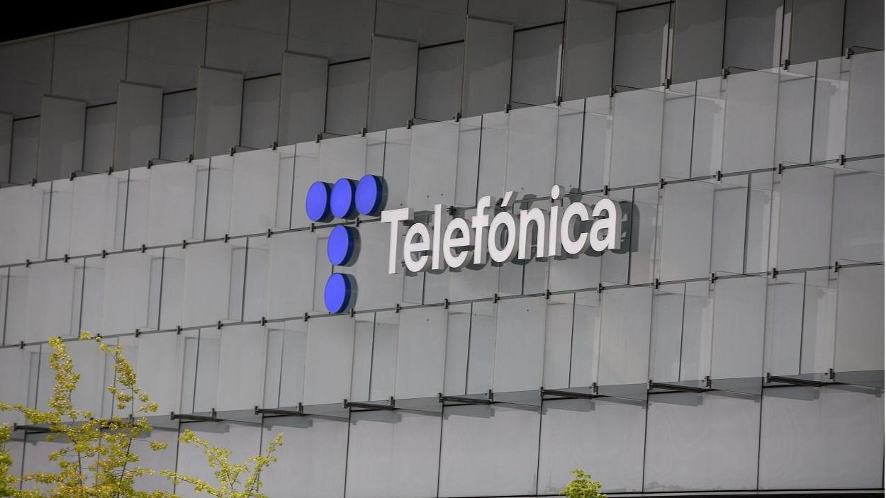 El nuevo logotipo de Telefónica luce sobre la fachada del Distrito Telefónica