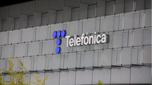 El nuevo logotipo de Telefónica luce sobre la fachada del Distrito Telefónica