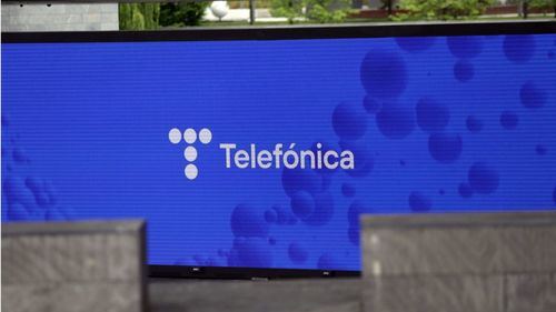El nuevo logotipo de Telefónica luce en el Distrito Telefónica