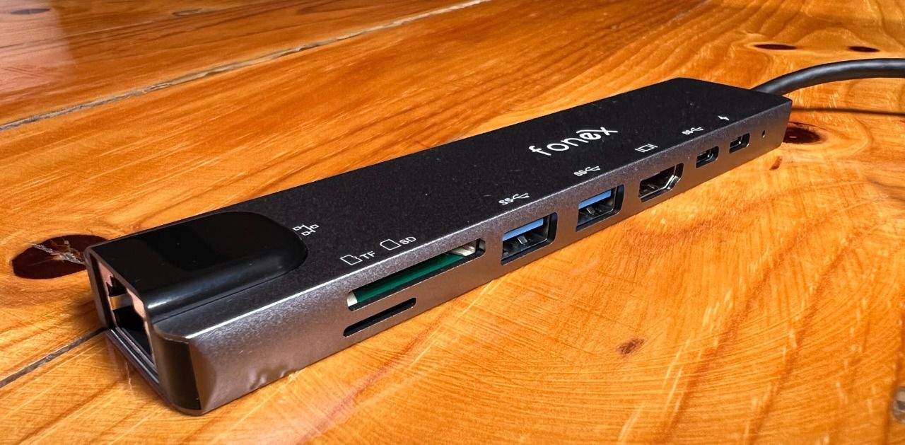 Este adaptador de Fonex cuenta con ocho puertos, desde USB tipo C hasta para tarjetas de memoria TF.