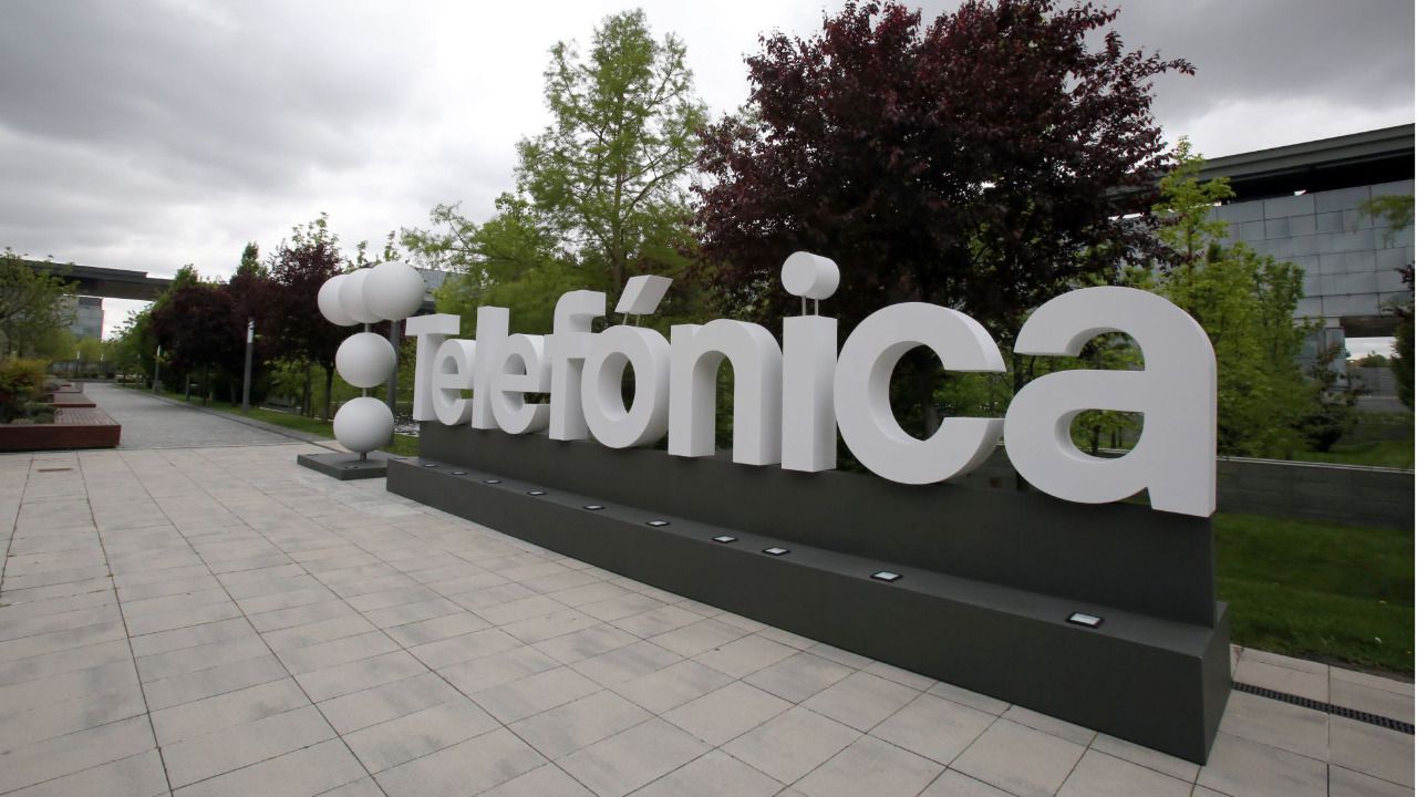 El nuevo logotipo de Telefónica luce en el Distrito Telefónica