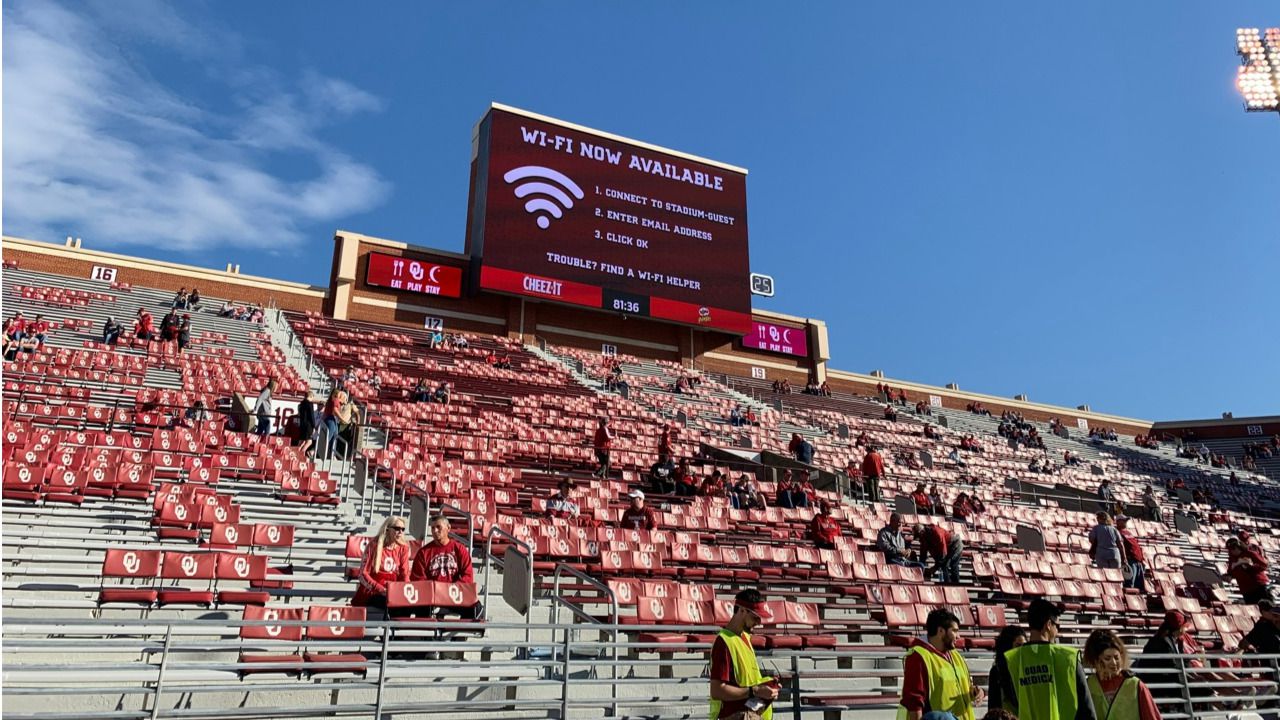 Las pantallas anuncian la conexión WiFi en el estadio de los Ohio State