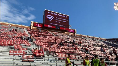 Las pantallas anuncian la conexión WiFi en el estadio de los Ohio State