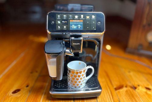 La Philips 5400 puede preparar 12 bebidas diferentes de café y leche.