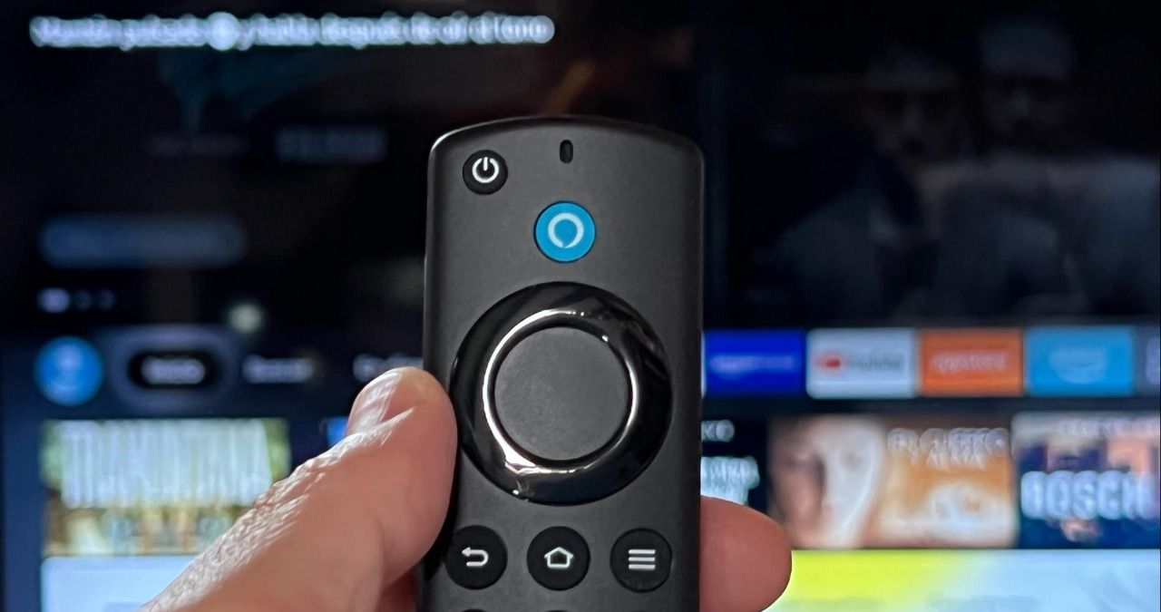 El mando incluye un micrófono que se activa al presionar el botón azul con el símbolo de Alexa.