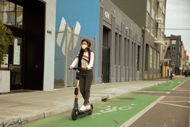 Al transitar por un carril bici, el patinete 'recompensará' al usuario con un sonido gratificante.