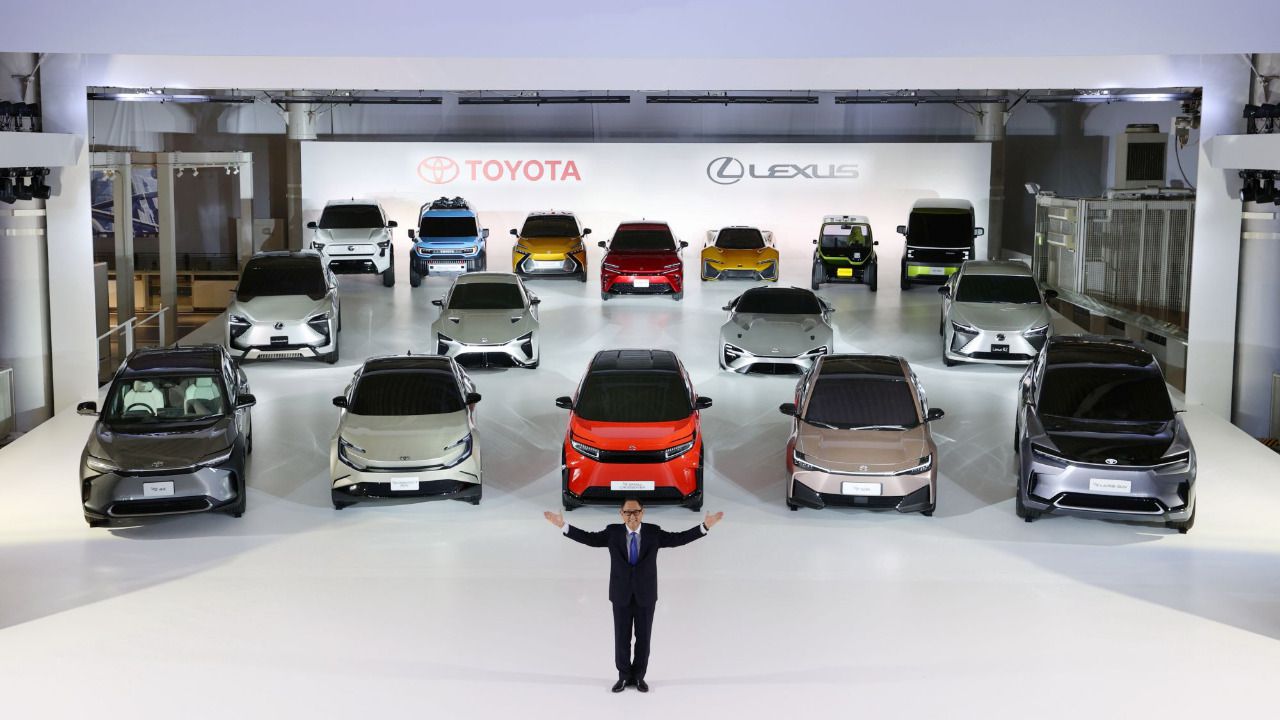 Akio Toyoda, Presidente y CEO de Toyota, con algunos de los coches eléctricos que lanzará la marca en los próximos años