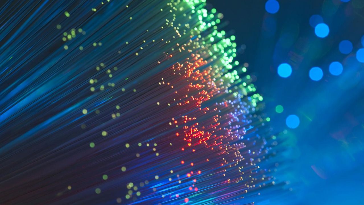 La fibra óptica ya es el principal modo de acceso a internet en poblaciones de más de mil habitantes