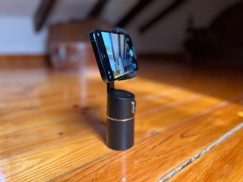 El soporte para móviles Face Tok 360º, de La Casa de las Carcasas, utiliza una cámara para detectar personas u objetos y seguirlos girando hasta 360 grados.