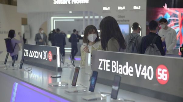 ZTE presenta cuatro smartphones de su nueva serie ZTE Blade V40 en el MWC de Barcelona