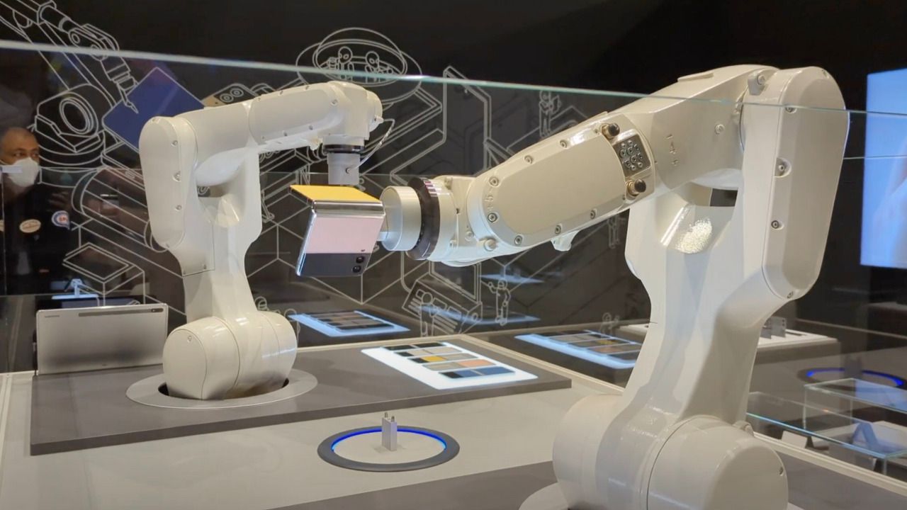 Robots terminando de fabricar el Galaxy Z Flip 3 5G de Samsung en el MWC Barcelona 2022