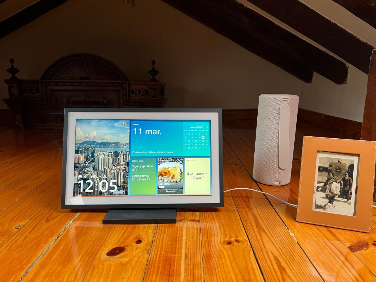 El Echo Show 15 se puede colocar en posición vertical u horizontal, sobre una peana o colgado en la pared. Tiene en la caja los elementos para fijarlo a la pared, pero si se opta por colocarlo sobre un soporte, hay que adquirirlo aparte. Este Made cuesta 29,99 euros.