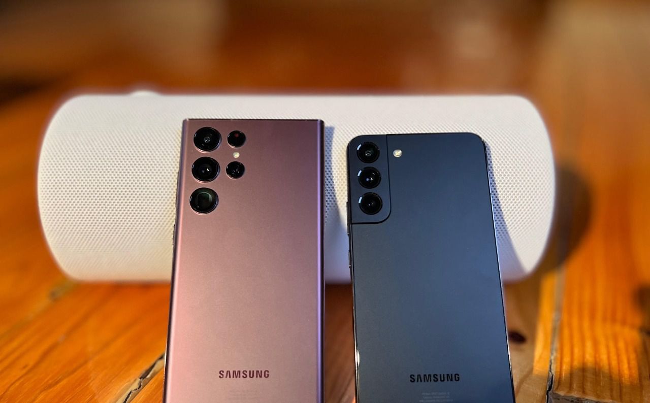 El Galaxy S22 Ultra (izquierda) y el S22+. Se aprecia la distinta colocación de las cámaras, separadas en el primero y en un bloque en el segundo.