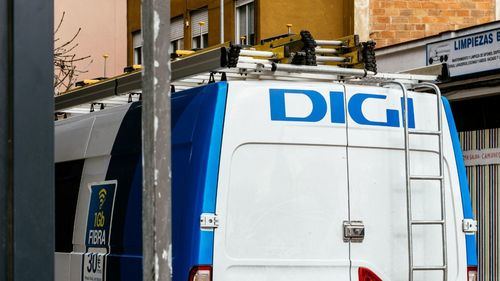 Una furgoneta de Digi en las calles de Barcelona