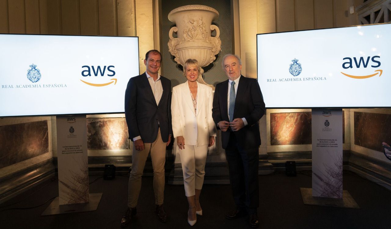 Miguel Álava, director general de AWS para España y Portugal, Carme Artigas, Secretaria de Estado de Digitalización e Inteligencia Artificial, y Santiago Muñoz Machado, director de la RAE