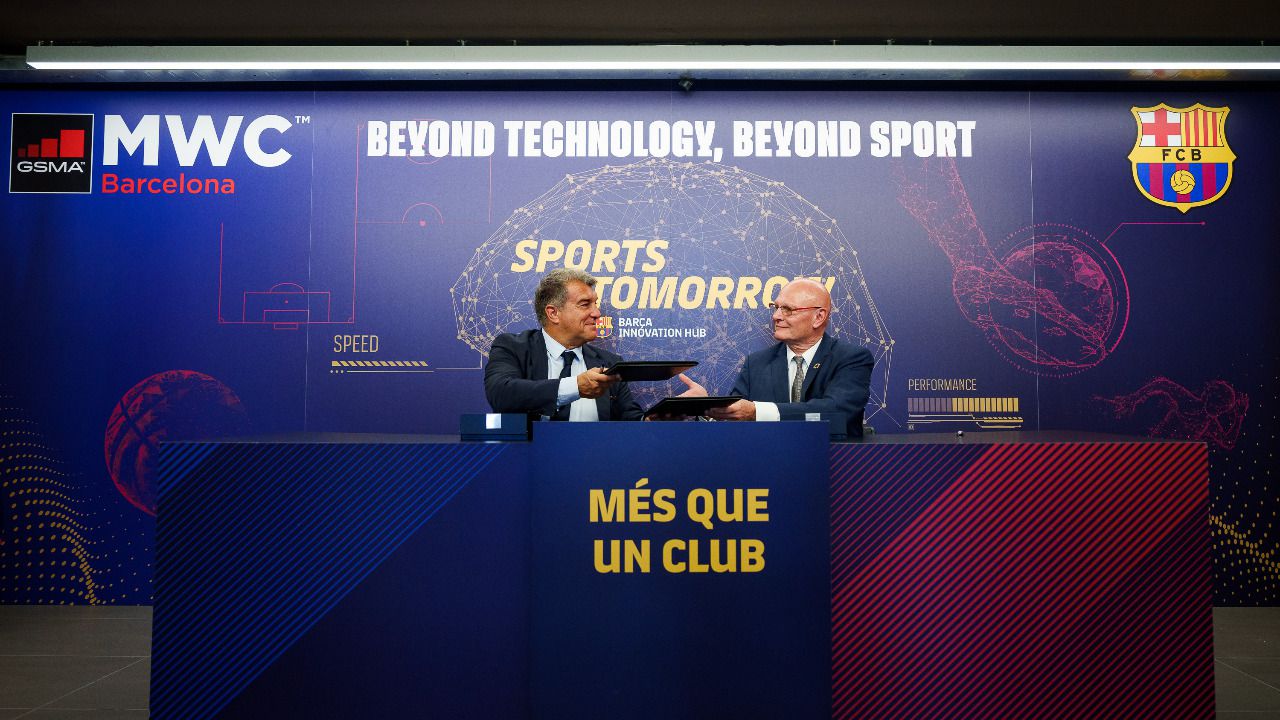  El presidente del FC Barcelona, Joan Laporta, y el director general de la GSMA, John Hoffman,  reunidos en el Camp Nou para sellar el acuerdo