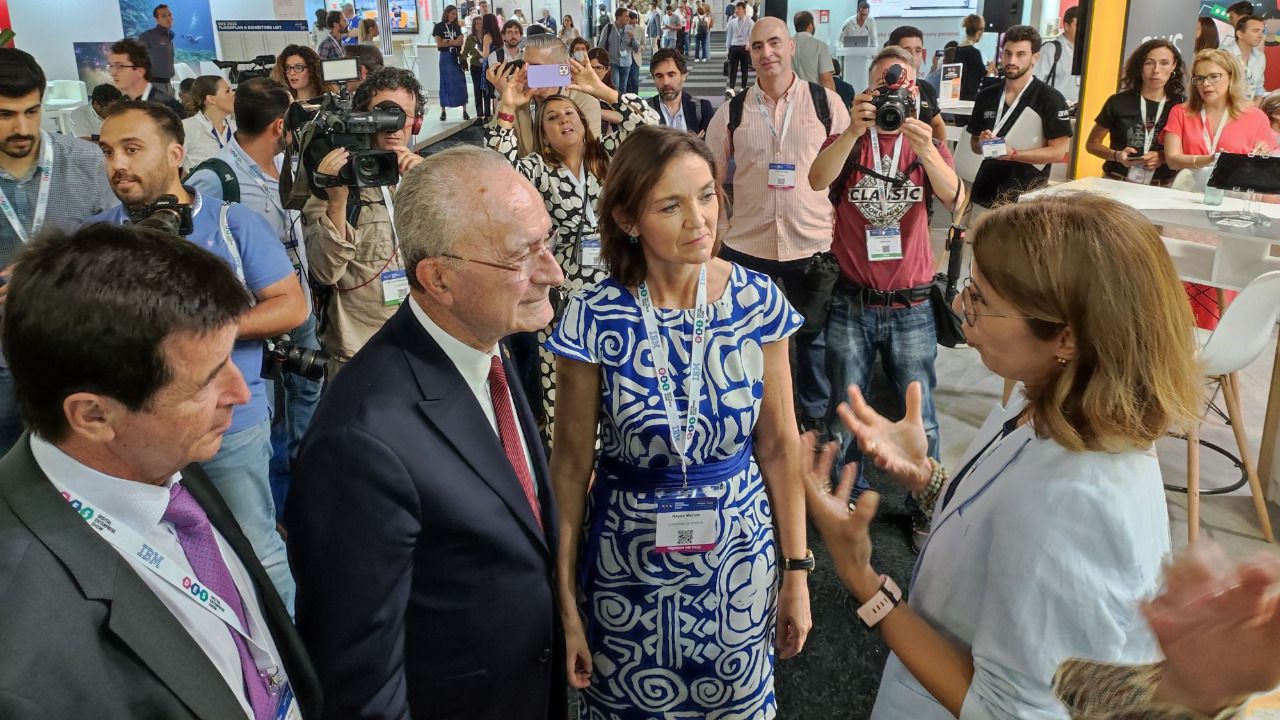 Reyes Maroto, ministra de industria, comercio y turismo, durante su visita al DES 2022 junto al alcalde de Málaga, Francisco de la Torre