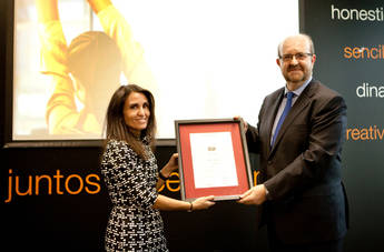 Paz Fonteboa, directora de Recursos Humanos de Orange España, recibió
la certificación de manos de Manuel Romero, director de Certificación de
Aenor 