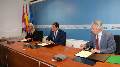 Eva Driessen, Presidenta de Switch Mobility Iberia; Carlos Fernández Carriedo, Consejero de Economía y Hacienda de la Junta de Castilla y León; y Félix Cano, Presidente del Clúster de Automoción de Castilla y León (FACYL)