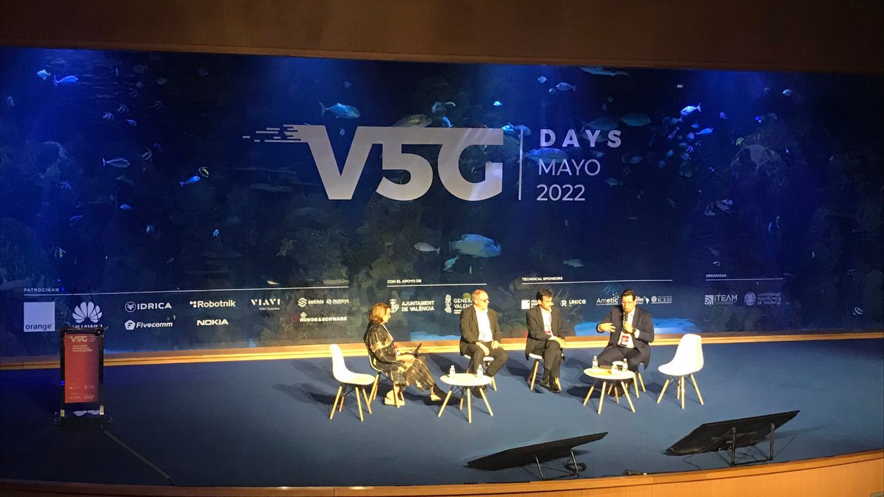 El director de Qualcomm en España y Portugal Federico Ruiz, Eduard Martín y Pilar Bernat en la mesa redonda “Conectados 5G” del Valencia 5G Days 2022