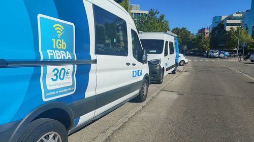Una de las furgonetas de Digi aparcada junto a la sede de la compañía en Madrid