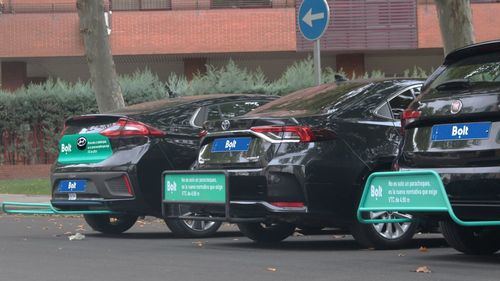 Los conductores de Bolt incorporan extensiones en los coches para cumplir la normativa catalana de VTC