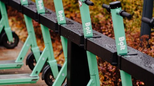 Bolt presenta su estación de carga eléctrica para sus bicis y patinetes eléctricos