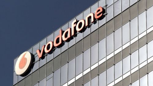 El logotipo de Vodafone sobre un edificio de oficinas