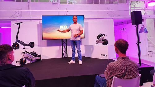 Adam Norris, fundador de Pure Electric, muestra los nuevos productos