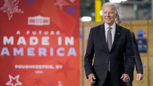Joe Biden, presidente de Estados Unidos, durante una visita a la fábrica de IBM en Poughkeepsie (Nueva York)