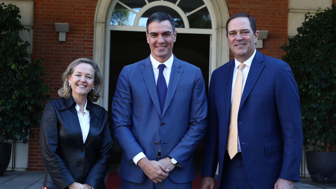 El presidente del Gobierno, Pedro Sánchez, acompañado por la vicepresidenta primera y ministra de Asuntos Económicos y Transformación Digital, Nadia Calviño, recibe al consejero delegado y presidente global de Cisco Systems, Chuck Robbins