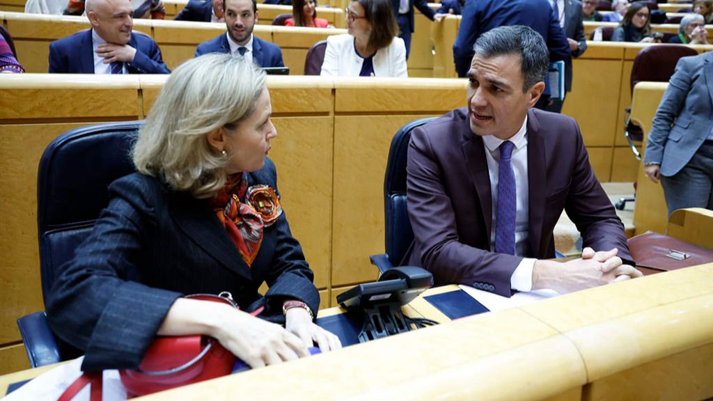 Pedro Sánchez, presidente del Gobierno y Nadia Calviño, vicepresidenta primera y responsable de las Secretarías de Estado de Digitalización e IA y de Telecomunicaciones e Infraestructuras Digitales, en el Senado