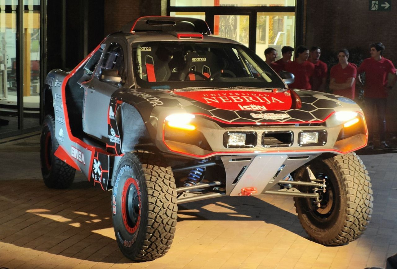 El coche que usarán Manolo y Mónica Plaza en el Dakar 2023 durante su presentación en la Universidad Nebrija